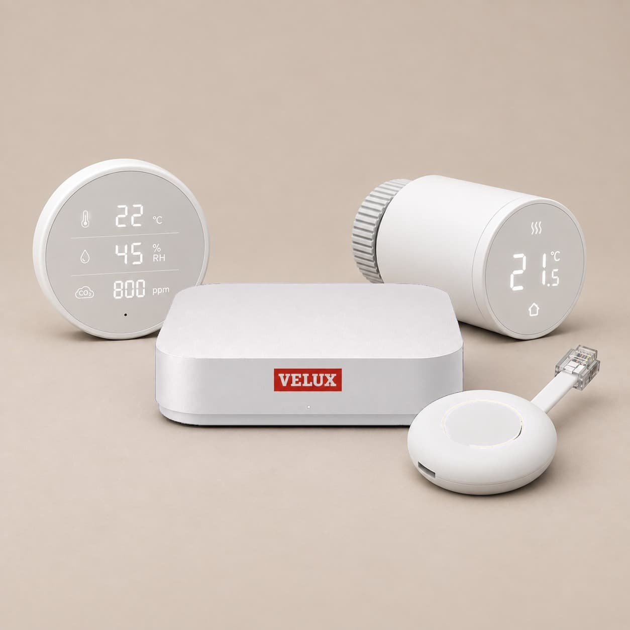 The SmartClimate kit together: the hub, a room sensor reading 22 °C, 45% humidity and 800 ppm, the smart connector with its network plug, and the optional radiator thermostat at 21.5 °C.